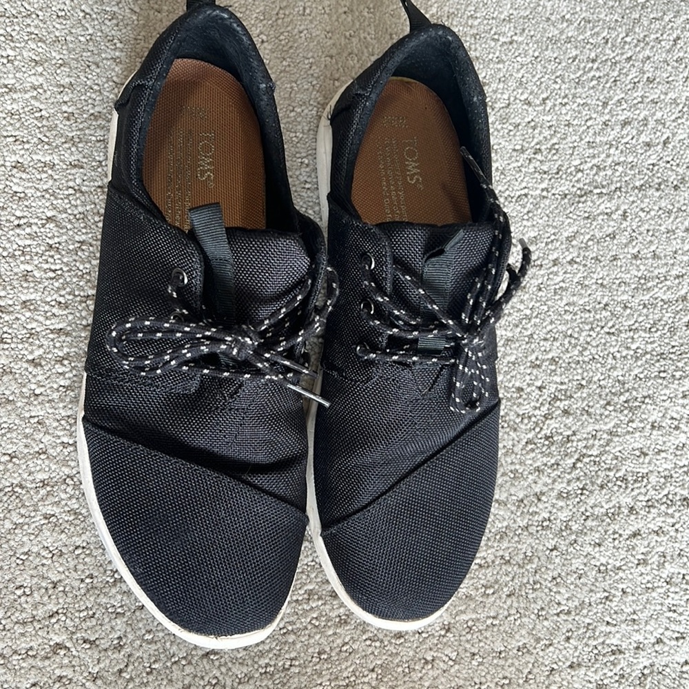 Tom's black tennis shoe size 9.5 in good shape